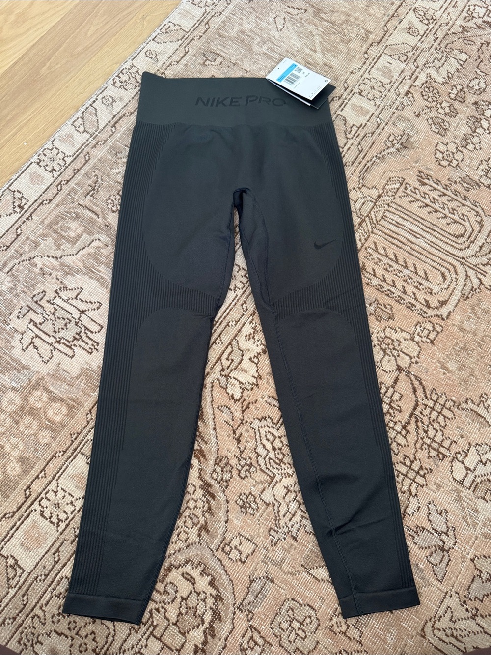 NWT Women’s Nike Black Performance Leggings, High Rise 7/8 length, size M